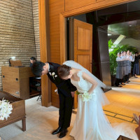挙式で退場する時にみんなが笑顔でお祝いしてくれます。