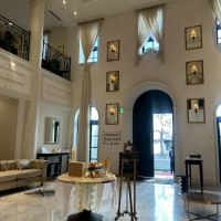 受付後ゲストに過ごしていただくロビーです