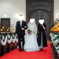 バージンロードを新婦と新婦両親の3人で歩かせていただきました