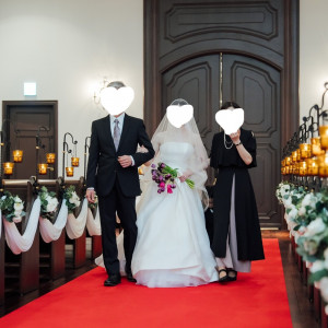 バージンロードを新婦と新婦両親の3人で歩かせていただきました|750000さんの神戸セントモルガン教会の写真(2449384)