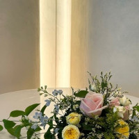 装花は白基調の会場に合うように準備していただいた