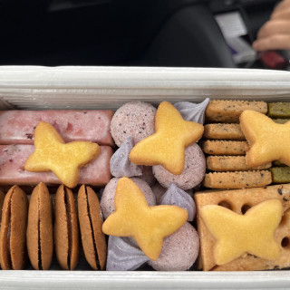 パティシエがその場で作っているクッキー缶