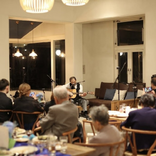 綺麗な自然が窓から見えてあたたかい照明でおしゃれな会場です。