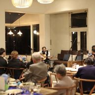 綺麗な自然が窓から見えてあたたかい照明でおしゃれな会場です。