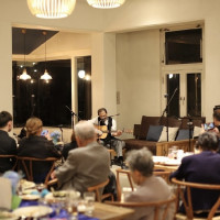 綺麗な自然が窓から見えてあたたかい照明でおしゃれな会場です。