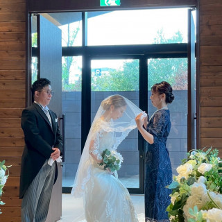 入場は父と母と3人で扉から入場しました！