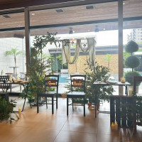 椅子は持ち込みで、木のプレートは手作りです！