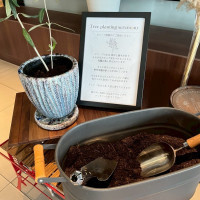植樹セレモニーを行いゲストに土を入れていただきました！