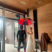 ビールサーブを行い新郎はバイクの衣装で新婦はレースクイーン！