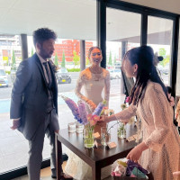 披露宴前はゲストをお迎えしお花屋になりきりました！