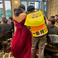 テーブルラウンドではビールサーバーを担ぎ