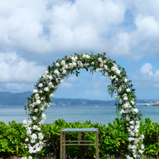 白の小さな花を散りばめて華やかに見えるにしました。