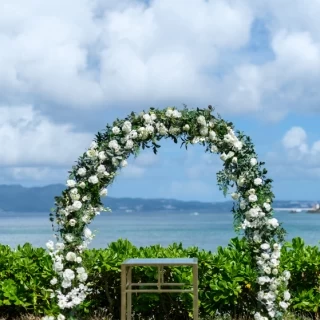 白の小さな花を散りばめて華やかに見えるにしました。
