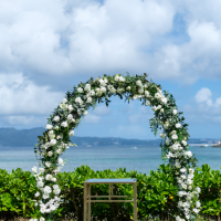 白の小さな花を散りばめて華やかに見えるにしました。