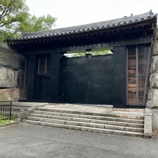 バスを降りてすぐの入り口
一般の方も通られます
