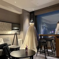 控室を兼ねていたホテルの部屋
ドレスが掛かっている