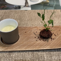 前菜のフォアグラを使ったマカロンと薩摩芋スープ