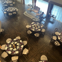 開演前の準備中の披露宴会場
