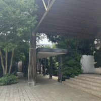 敷地に入って受付へ向かう道