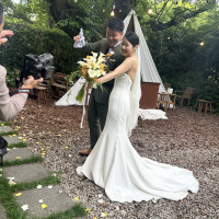挙式後、ガーデンで2ショット撮影