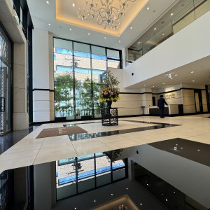 ロビーも綺麗なので参列者の第一印象が良いと思います。|750388さんのアルカンシエル luxe mariage 大阪（アルカンシエルグループ）の写真(2450976)