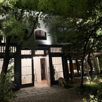 緑と木の木目、色、タイルがとても素敵