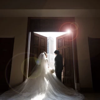 チャペルの扉で撮影しました