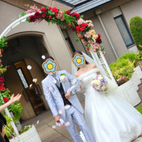 夏の青空と芝生、お花が揃い
写真映えします