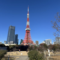 ホテルを出てすぐの場所にとても開放感のある公園があります。