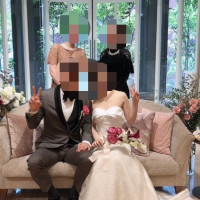 高砂の周りの花とバックの緑でナチュラルキュートな印象の写真。