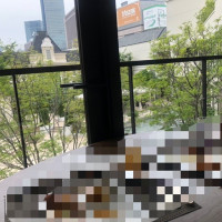 外の景色は緑があり挙式会場のお城もインパクトがある。