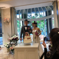 ケーキ入刀。
日差しが入り明るい。