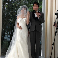 結婚指輪紹介。
キュートな式場だが緑の背景がナチュラル。