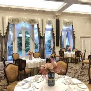 明るくフェミニンな雰囲気の披露宴会場。|750621さんのWedding of Legend GLASTONIA  - グラストニア -の写真(2452057)