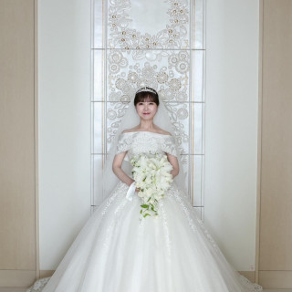 チャペルの扉が開くと美しい彫刻が新婦の背景に