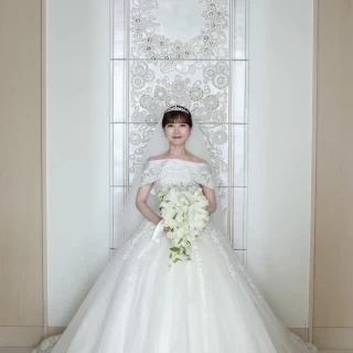 チャペルの扉が開くと美しい彫刻が新婦の背景に