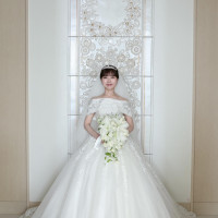 チャペルの扉が開くと美しい彫刻が新婦の背景に