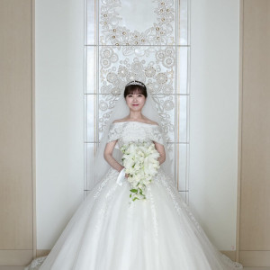 チャペルの扉が開くと美しい彫刻が新婦の背景に|750629さんのThe Okura Tokyo（オークラ東京）の写真(2471299)