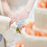 ケーキ入刀の写真です。オプションでナイフに装花を付けました。