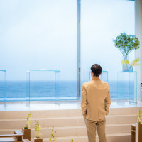 目の前が海の素敵なチャペル。雨でもこれだけ美しい写真。