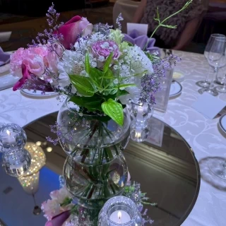 可愛らしい雰囲気で、ドレスとも合う装花です。