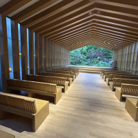 木のあたたかみのある会場