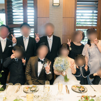 参列者と高砂席で撮影