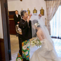 チャペルにて母親にベールをかけてもらう感動の瞬間