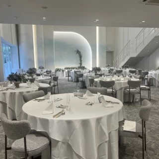 適度な広さの披露宴会場！