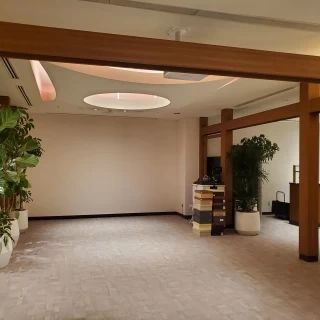 カーテンの向こうから入場するそうです。