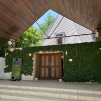 チャペル側の入り口。チャペルは天井が高く拍手もよく響きます