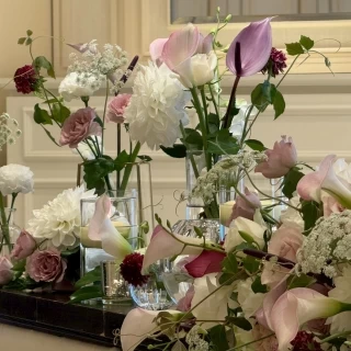 メインテーブル横の装花