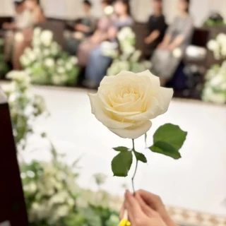 ダーズンローズセレモニーのバラ、チャペル装花