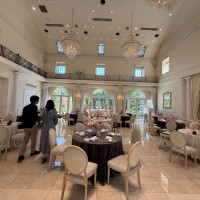 白とピンクを基調とした可愛らしい披露宴会場。